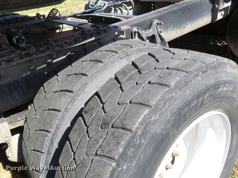 image for item DC2960 2006 International 8600  semi truck