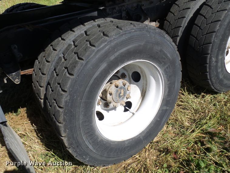 image for item DC2960 2006 International 8600  semi truck