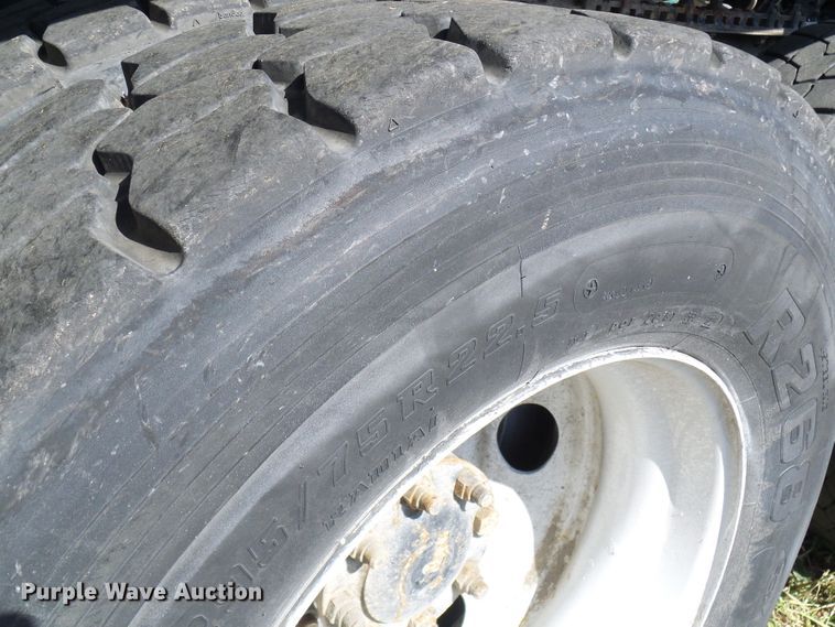 image for item DC2960 2006 International 8600  semi truck