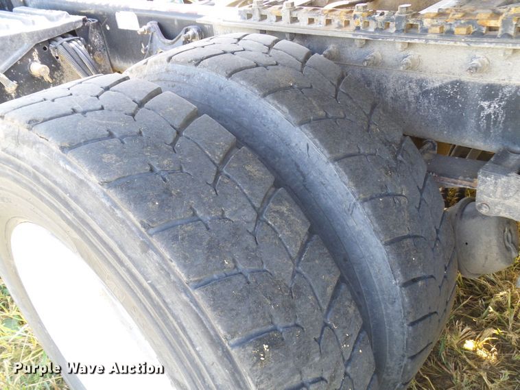 image for item DC2960 2006 International 8600  semi truck