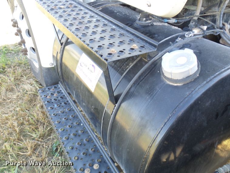 image for item DC2960 2006 International 8600  semi truck