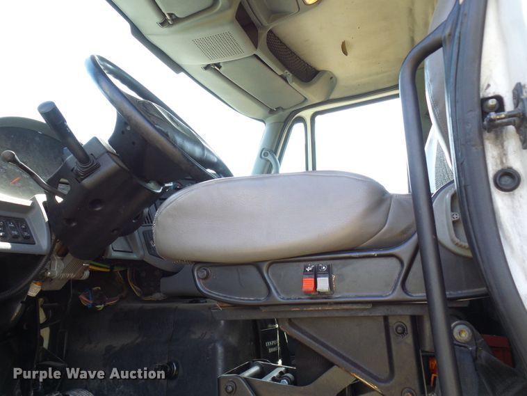 image for item DC2960 2006 International 8600  semi truck