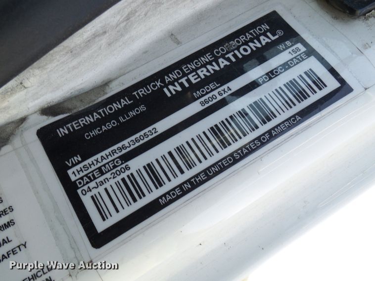 image for item DC2960 2006 International 8600  semi truck