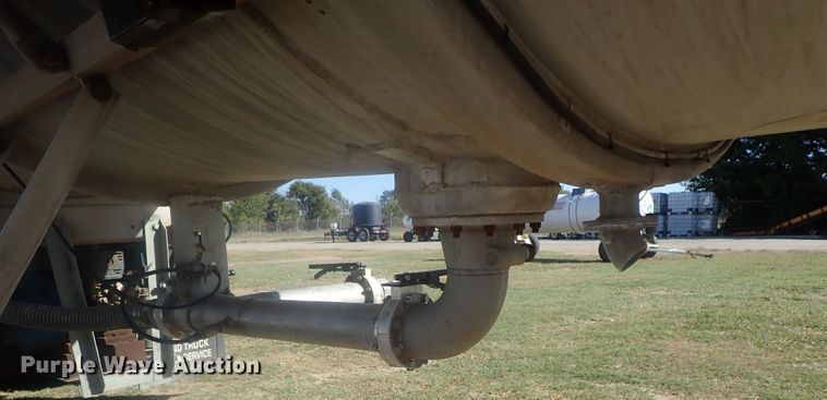 image for item DE0718 1980 Fruehauf tank trailer