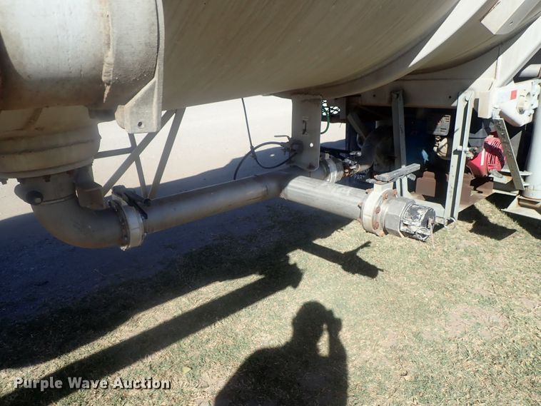 image for item DE0718 1980 Fruehauf tank trailer