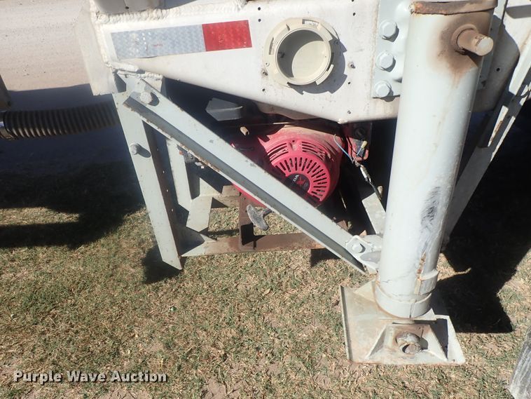 image for item DE0718 1980 Fruehauf tank trailer