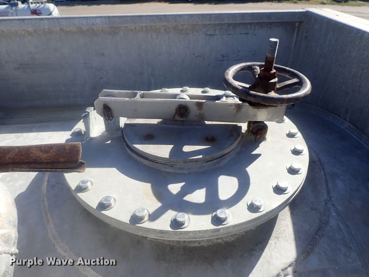 image for item DE0718 1980 Fruehauf tank trailer