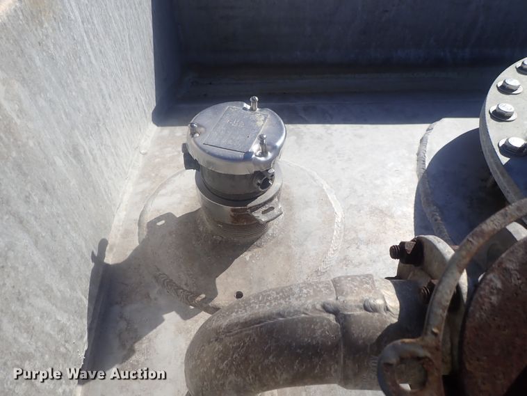 image for item DE0718 1980 Fruehauf tank trailer