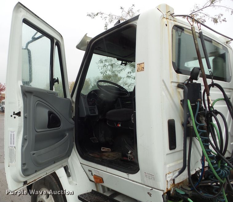 image for item DF0922 2006 International 8600  semi truck