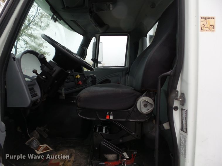 image for item DF0922 2006 International 8600  semi truck