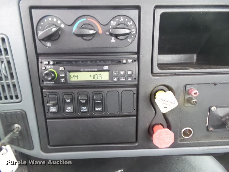 image for item DF0922 2006 International 8600  semi truck