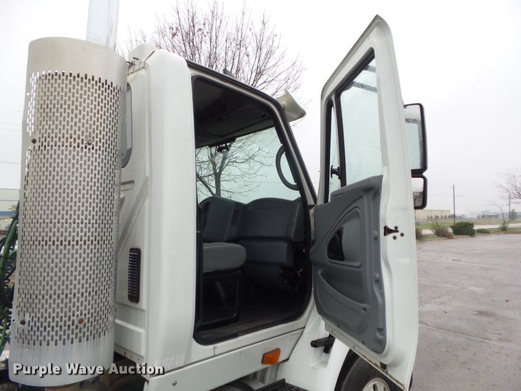 image for item DF0922 2006 International 8600  semi truck