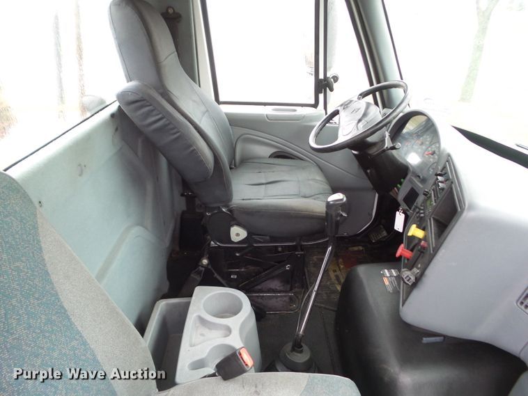 image for item DF0922 2006 International 8600  semi truck