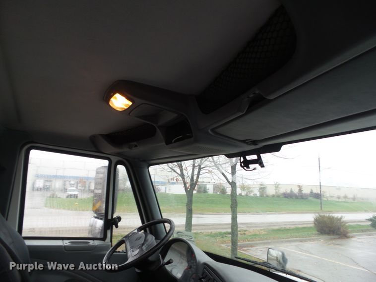 image for item DF0922 2006 International 8600  semi truck