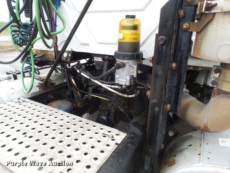 image for item DF0922 2006 International 8600  semi truck