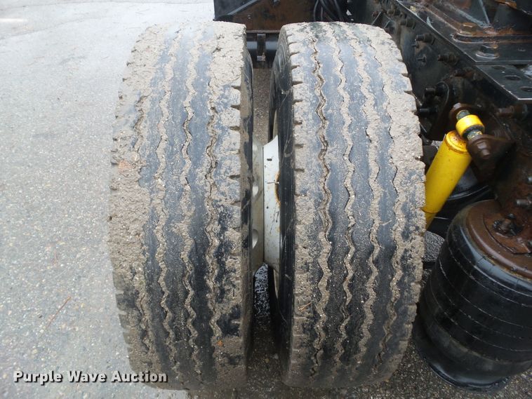 image for item DF0922 2006 International 8600  semi truck