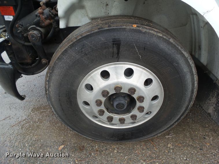 image for item DF0922 2006 International 8600  semi truck