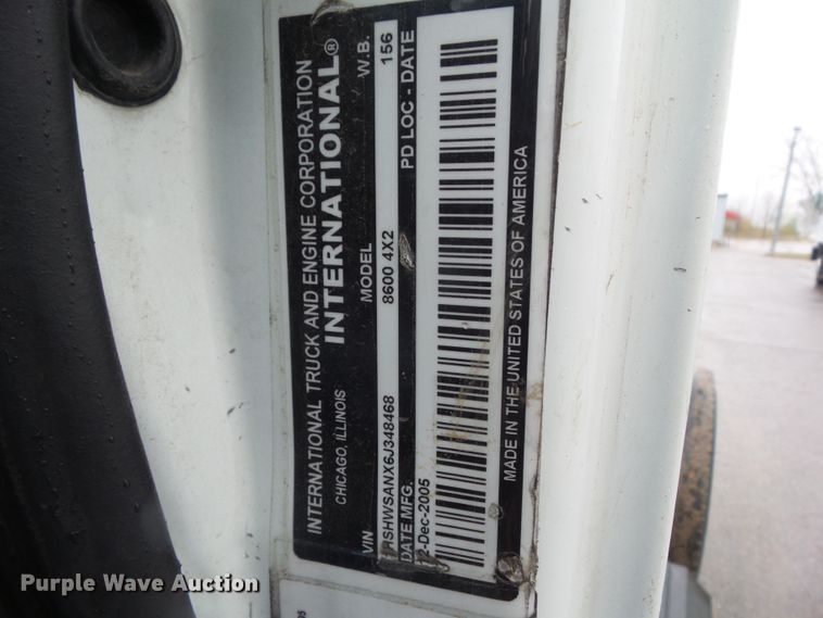 image for item DF0922 2006 International 8600  semi truck