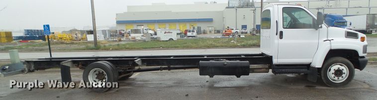 image for item DF0923 2005 GMC C4500  truck cab and chassis