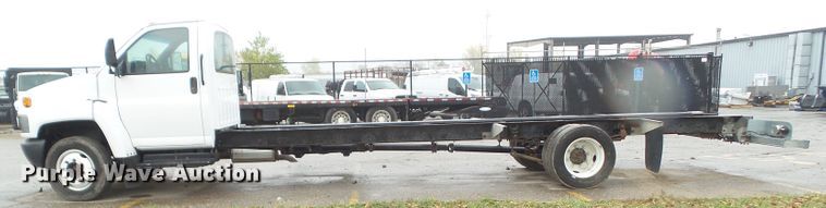 image for item DF0923 2005 GMC C4500  truck cab and chassis