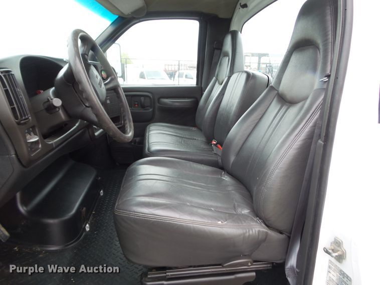 image for item DF0923 2005 GMC C4500  truck cab and chassis