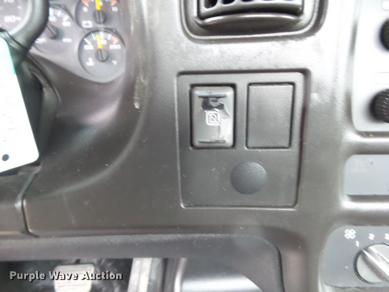 image for item DF0923 2005 GMC C4500  truck cab and chassis