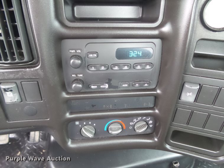 image for item DF0923 2005 GMC C4500  truck cab and chassis