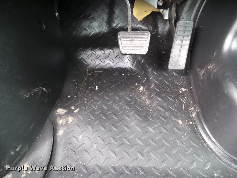 image for item DF0923 2005 GMC C4500  truck cab and chassis