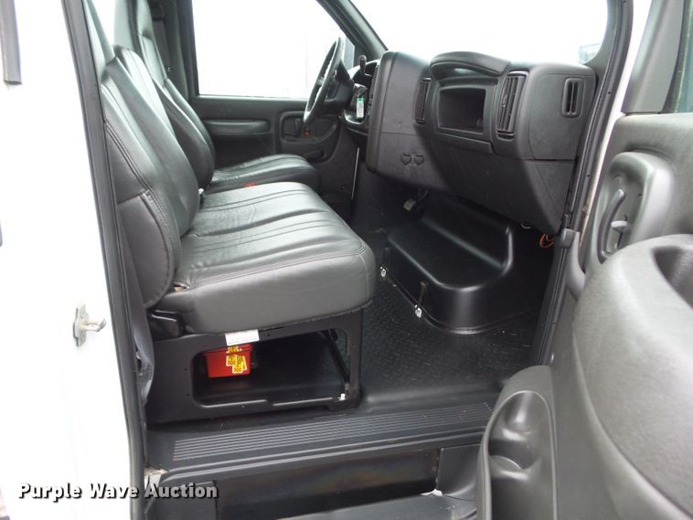 image for item DF0923 2005 GMC C4500  truck cab and chassis