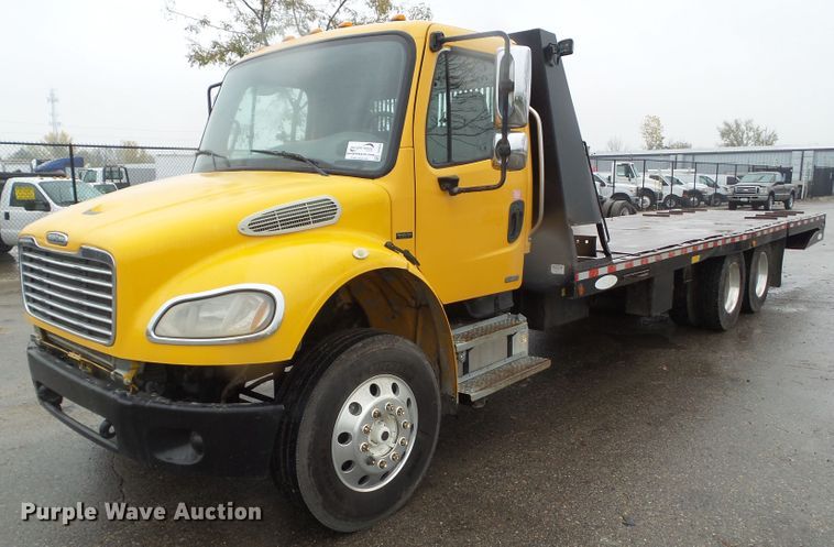 image for item DF0924 2007 Freightliner Business Class M2  hydratail flatbed truck