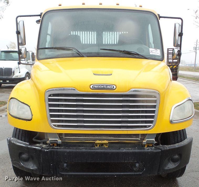 image for item DF0924 2007 Freightliner Business Class M2  hydratail flatbed truck