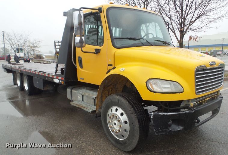 image for item DF0924 2007 Freightliner Business Class M2  hydratail flatbed truck