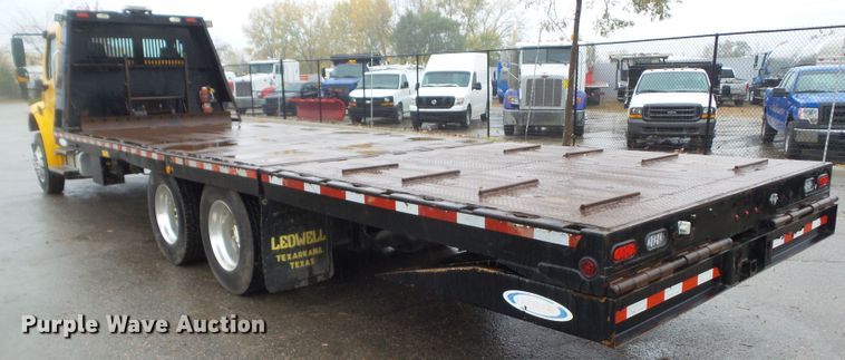 image for item DF0924 2007 Freightliner Business Class M2  hydratail flatbed truck