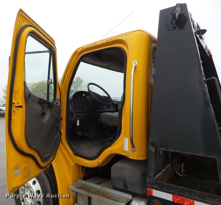 image for item DF0924 2007 Freightliner Business Class M2  hydratail flatbed truck