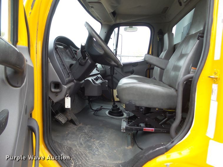 image for item DF0924 2007 Freightliner Business Class M2  hydratail flatbed truck