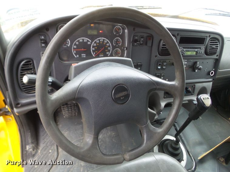 image for item DF0924 2007 Freightliner Business Class M2  hydratail flatbed truck