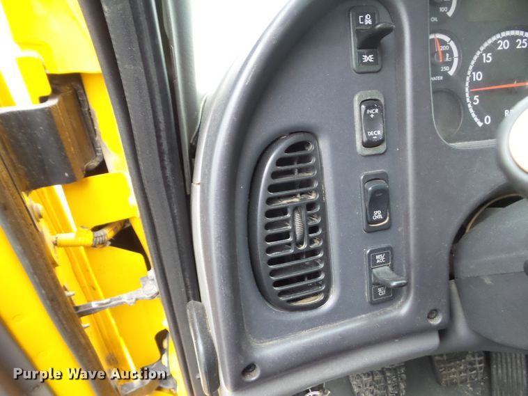 image for item DF0924 2007 Freightliner Business Class M2  hydratail flatbed truck