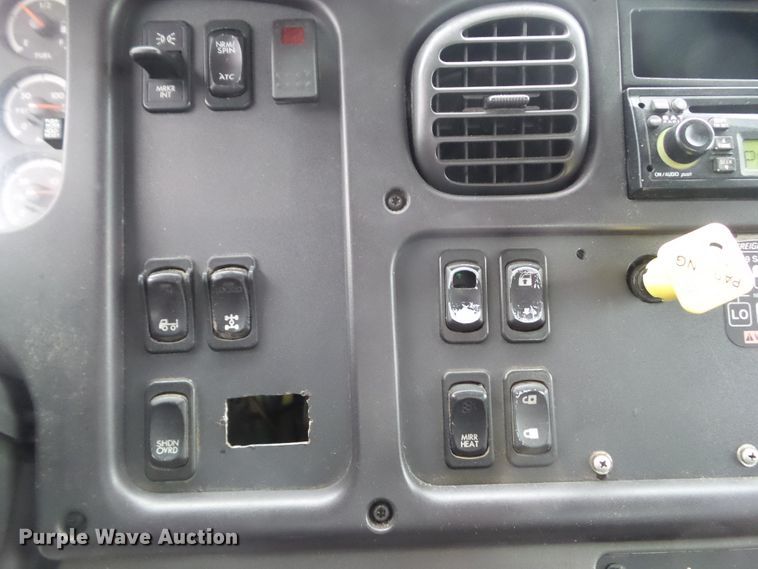 image for item DF0924 2007 Freightliner Business Class M2  hydratail flatbed truck