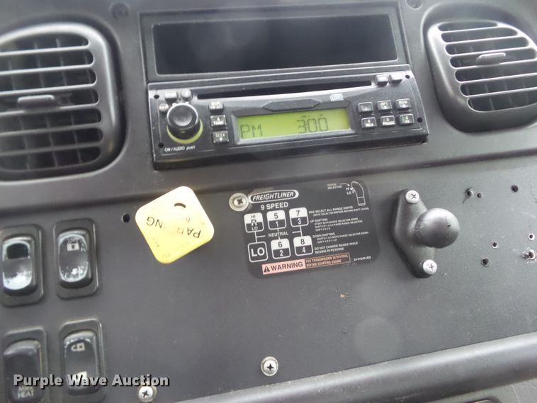 image for item DF0924 2007 Freightliner Business Class M2  hydratail flatbed truck