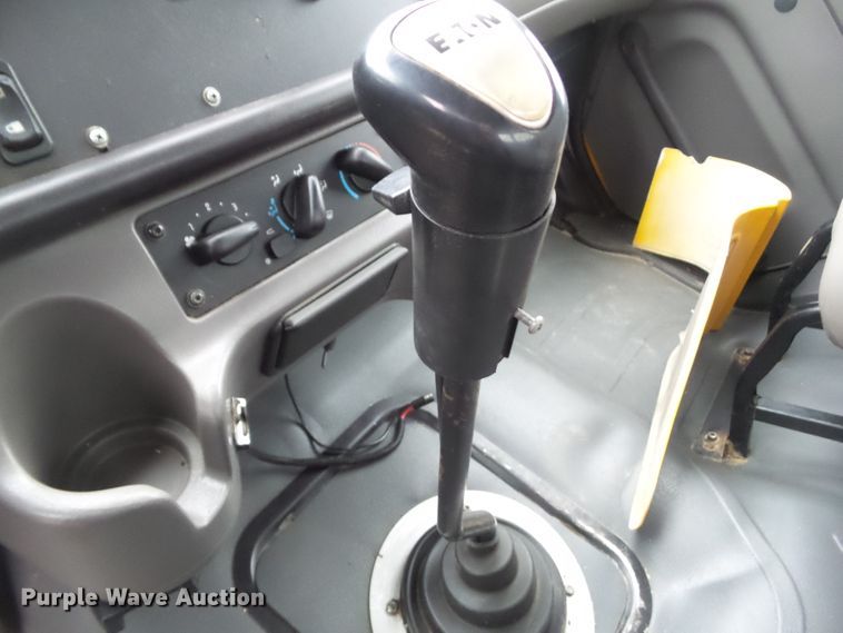 image for item DF0924 2007 Freightliner Business Class M2  hydratail flatbed truck