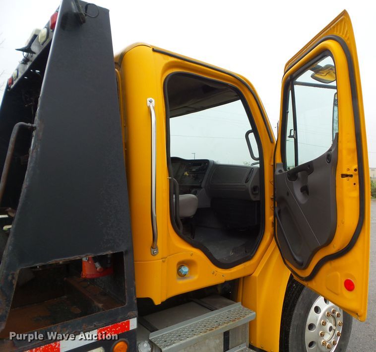 image for item DF0924 2007 Freightliner Business Class M2  hydratail flatbed truck