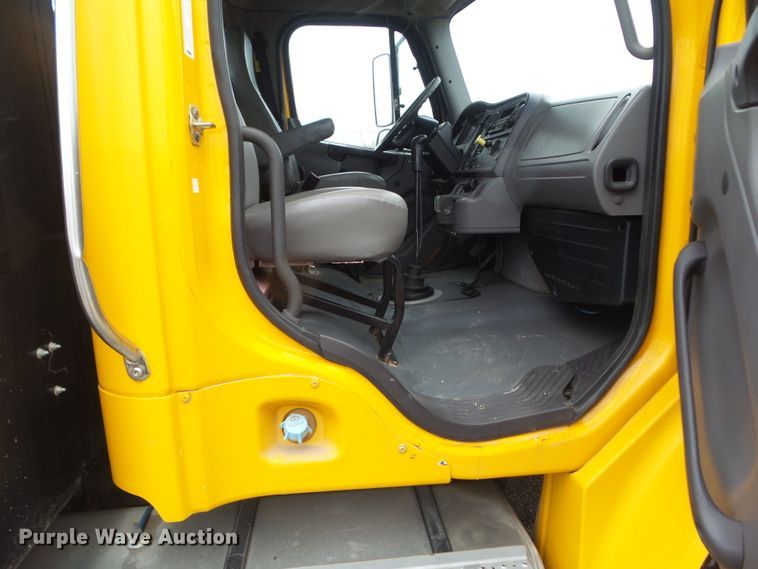 image for item DF0924 2007 Freightliner Business Class M2  hydratail flatbed truck