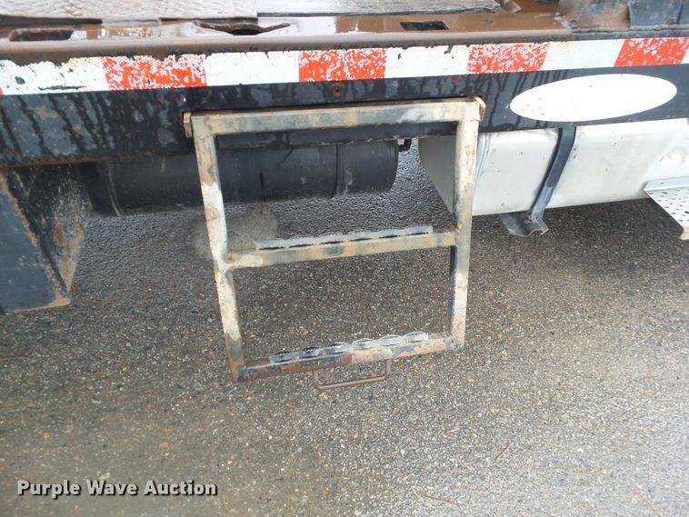 image for item DF0924 2007 Freightliner Business Class M2  hydratail flatbed truck