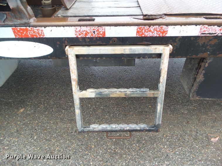 image for item DF0924 2007 Freightliner Business Class M2  hydratail flatbed truck