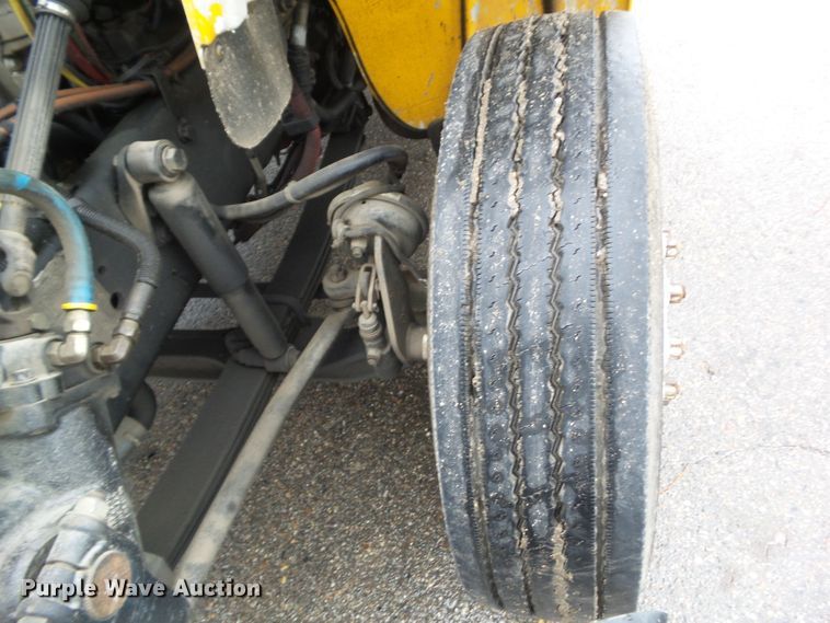 image for item DF0924 2007 Freightliner Business Class M2  hydratail flatbed truck