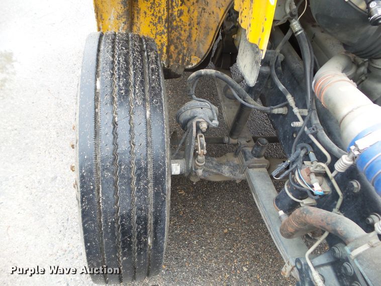 image for item DF0924 2007 Freightliner Business Class M2  hydratail flatbed truck