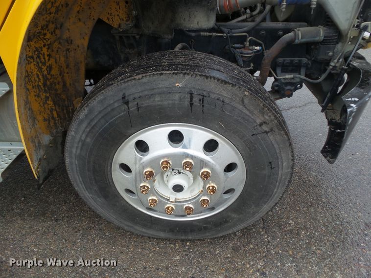 image for item DF0924 2007 Freightliner Business Class M2  hydratail flatbed truck