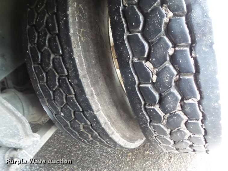 image for item DF0924 2007 Freightliner Business Class M2  hydratail flatbed truck