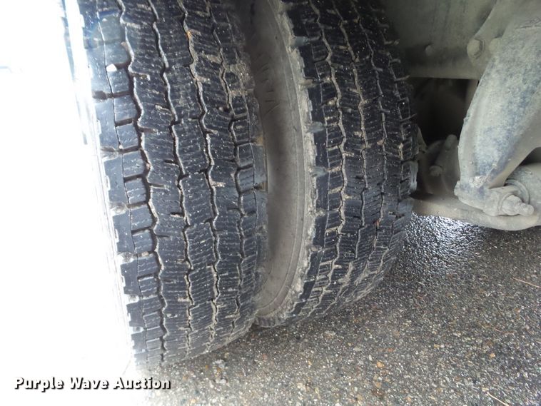 image for item DF0924 2007 Freightliner Business Class M2  hydratail flatbed truck