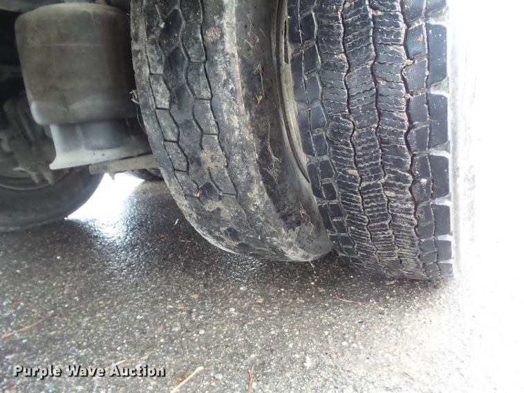 image for item DF0924 2007 Freightliner Business Class M2  hydratail flatbed truck